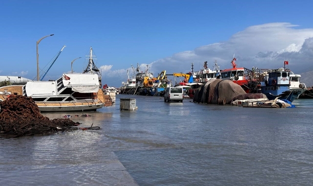 Lodos fırtınası balıkçı barınağını olumsuz etkiledi