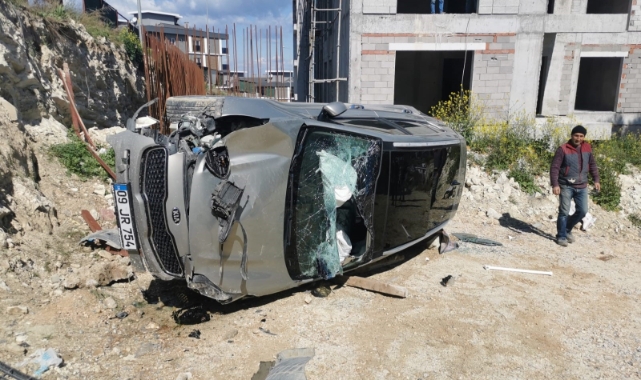 Lüks araç inşaat alanına devrildi