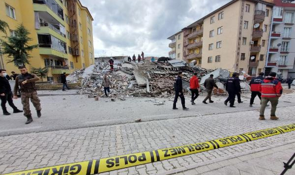 Malatya'da 5 katlı bina yerle bir oldu!