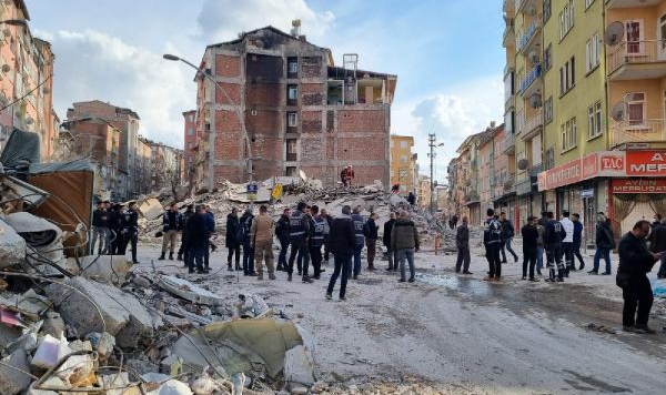 Malatya'da 5 katlı bina çöktü!