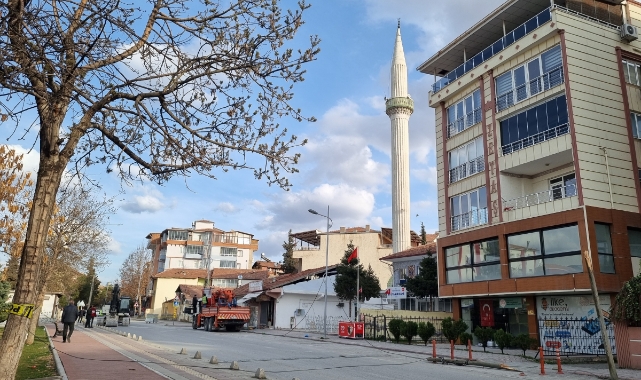 Malatya'da ağır hasarlı minare kontrollü yıkıldı