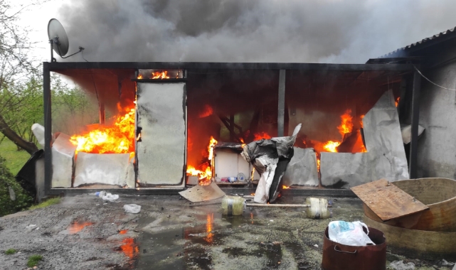 Mangal kömürü üretim tesisi alev alev yandı