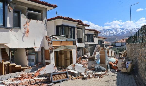 Milyonluk villalar da depremde yıkıldı!