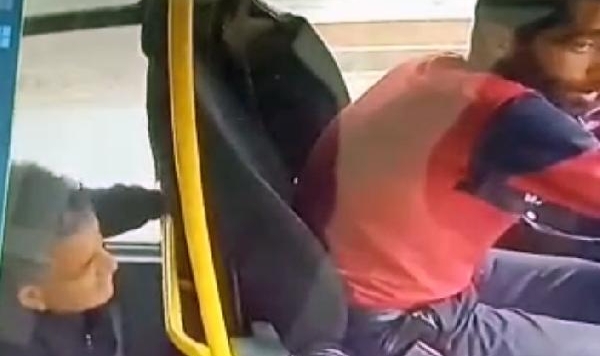 Minibüs şoförünün cebinden 10 bin TL'sini çaldı
