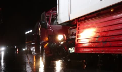 Minibüs, yardım TIR'ına ok gibi saplandı