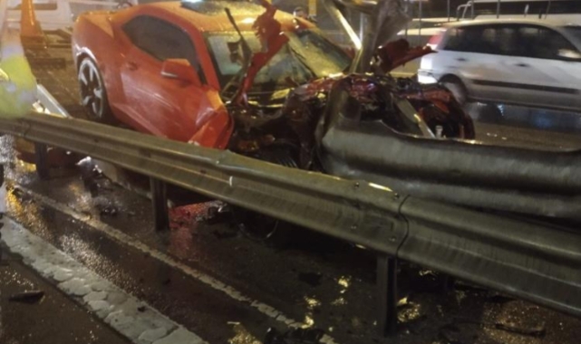 Motosiklete çarpan otomobil bariyere girdi