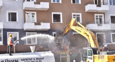Niğde'de ağır hasarlı binalarda yıkımlar başladı