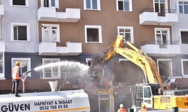 Niğde'de ağır hasarlı binalarda yıkımlar başladı