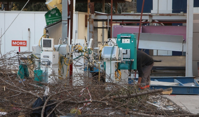 O hastanede tıbbi cihazlar tahliyesi başladı