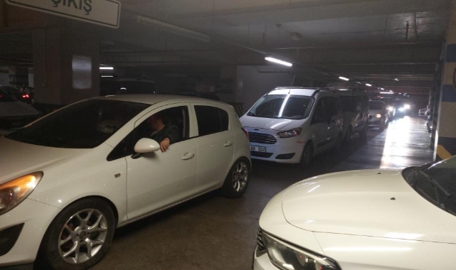 Onlarca vatandaş, otoparkta mahsur kaldı