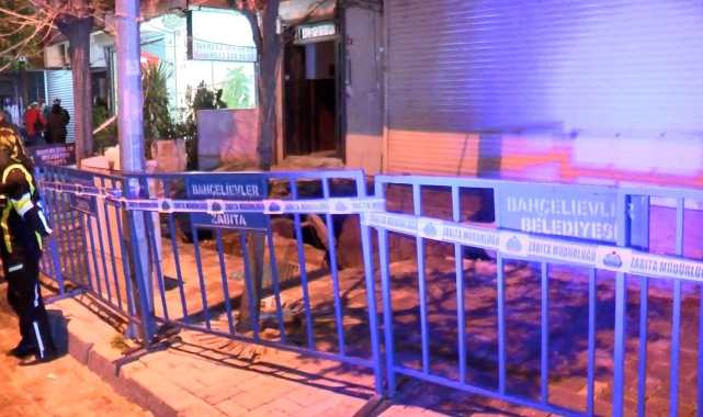 Önündeki kaldırım çöken apartman boşaltıldı