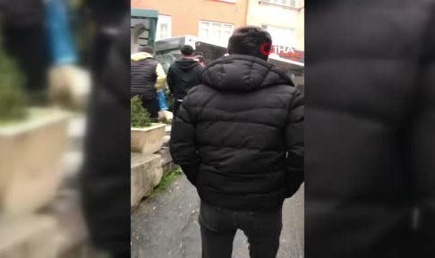 Önüne geleni sürükleyip durağa daldı
