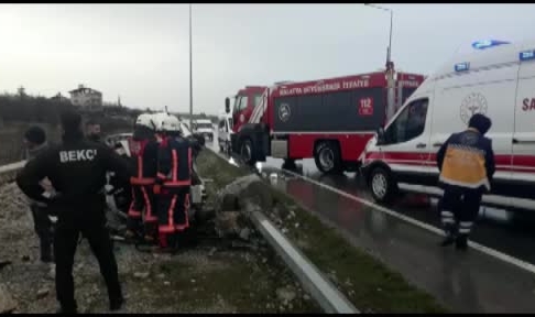 Otomobil bariyerlere çarpıp yan yattı