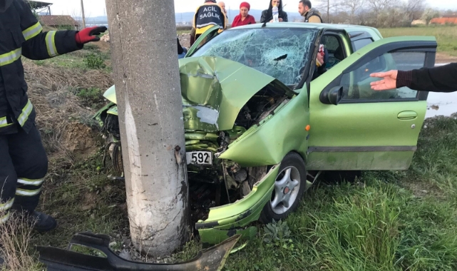 Otomobil beton elektrik direğine çarptı