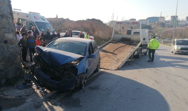 Otomobil istinat duvarına çarptı