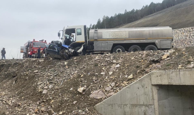 Otomobil kamyona ok gibi saplandı: 2 can kaybı