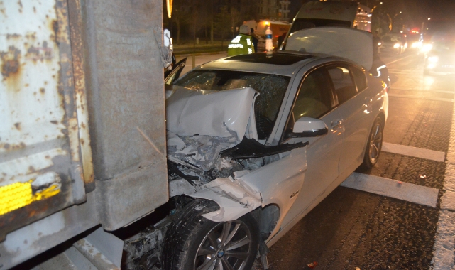 Otomobil kırmızı ışıkta bekleyen TIR'a çarptı