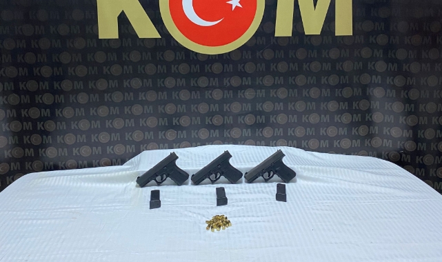 Otomobilde 3 suikast silahı ele geçirildi