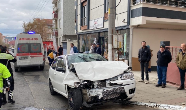 Otomobilin işçi servisiyle kafa kafaya çarpıştı: 1 ölü, 3 yaralı