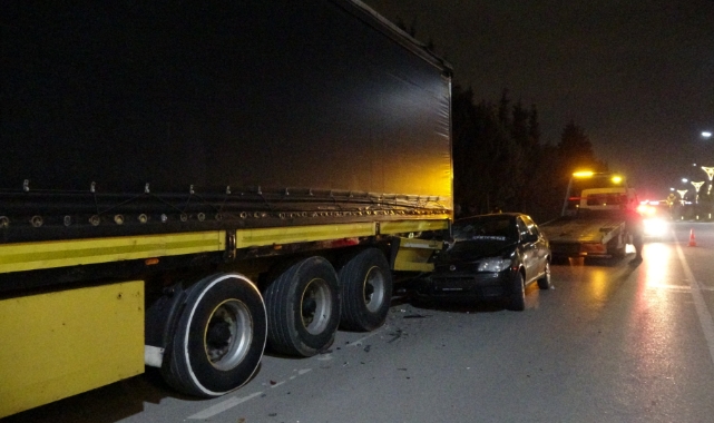 Otomobilin TIR'a çarptığı kazada 1'i çocuk 2 kişi yaralandı
