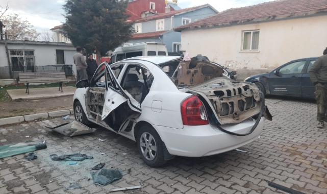 Otomobilinde sigara içmek isterken aracı patladı