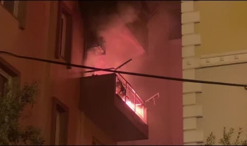 Oturduğu daireyi ateşe verip kaçtı