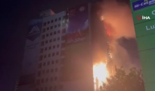 Pakistan'da 16 katlı binada yangın