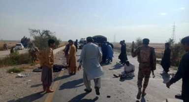 Pakistan'da polis aracına saldırı: 9 ölü, 9 yaralı