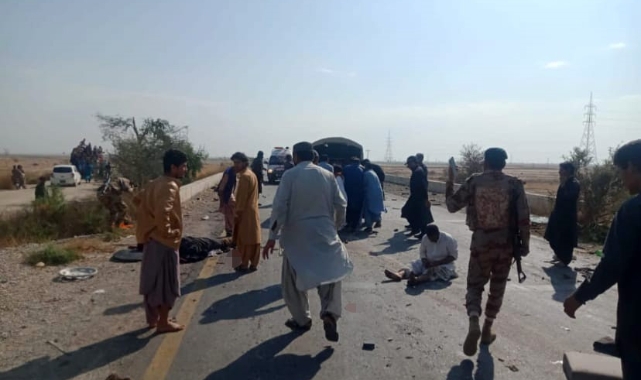 Pakistan'da polis aracına saldırı: 9 ölü, 9 yaralı