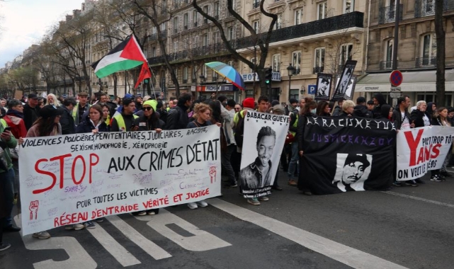 Paris'te polis şiddetine karşı protesto