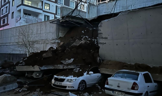 Park halindeki araçların üzerine istinat duvarı çöktü!