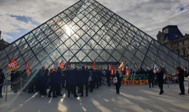 Protestocular Louvre Müzesi'nin girişini kapattı