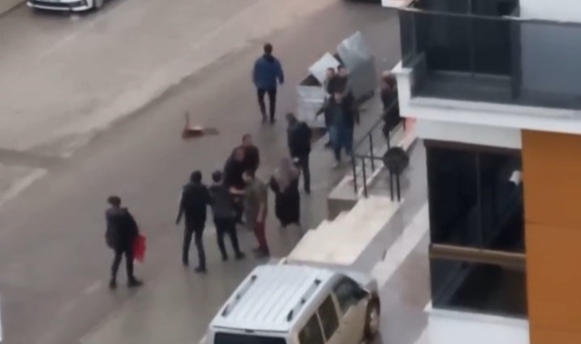 Sağanak yağış altında kavga ettiler