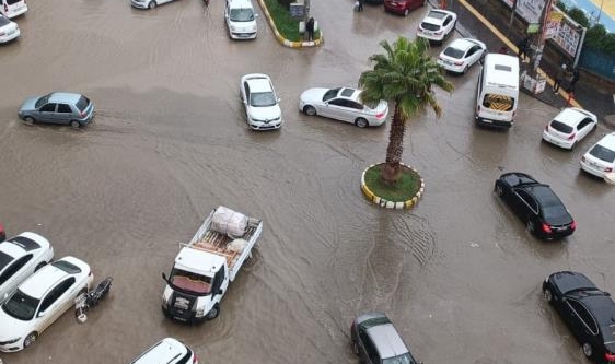 Sağanak yağışla vatandaşların zor imtihanı