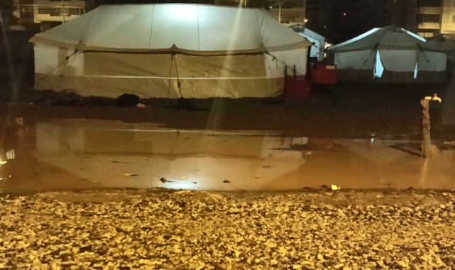 Sağanak yağmur depremzedelere zor anlar yaşattı