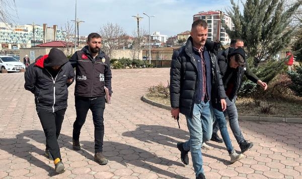 Sahaya girip futbolcuya saldıran taraftarlar adliyede