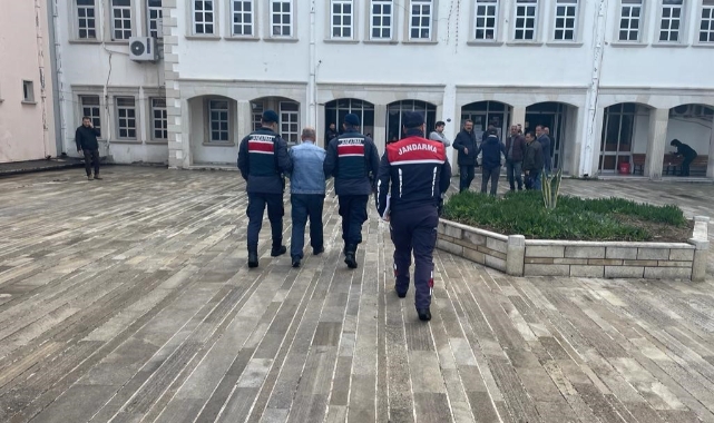 Sahte kimlikle gezen firari, jandarmaya yakalandı