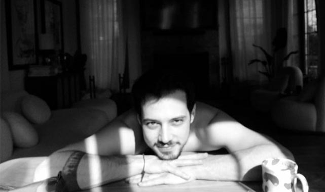 Sevgilisi Dilan Çiçek Deniz'in evinde poz verdi