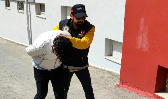 Evinde yasaklı madde için sevgilisini suçladı