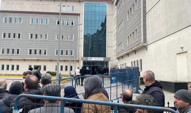 SGK binaları önünde uzun EYT kuyruğu