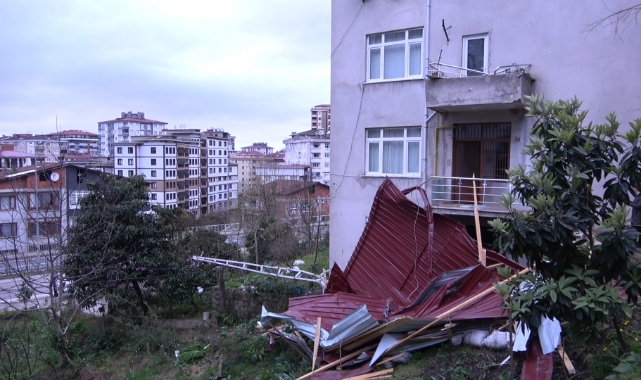 Şiddetli fırtına çatıları uçurdu