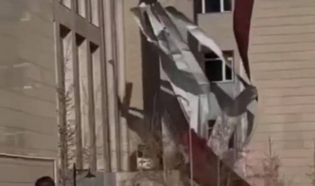 Şiddetli rüzgar çatıları uçurdu
