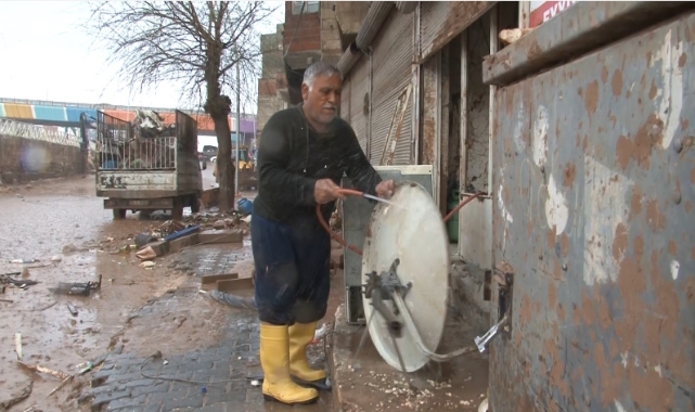 Şiddetli yağmurda hortumla çanak anten yıkadı