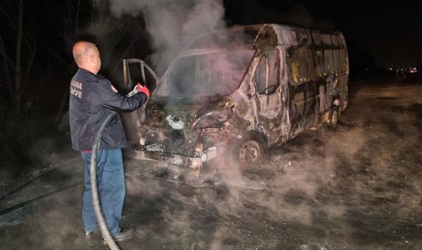 Silahlı saldırıda bulunan kişiler, kullandıkları aracı ateşe verip kaçtı