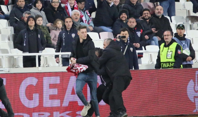 Sivasspor-Fiorentina maçında sahaya taraftar girdi