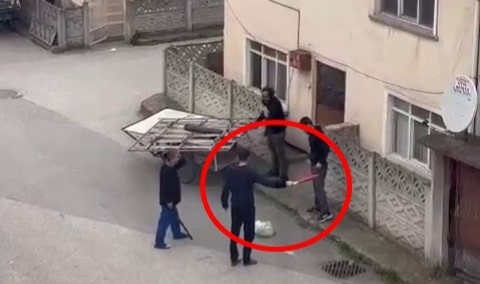 Soba çaldığını iddia edip eskiciye saldırdı
