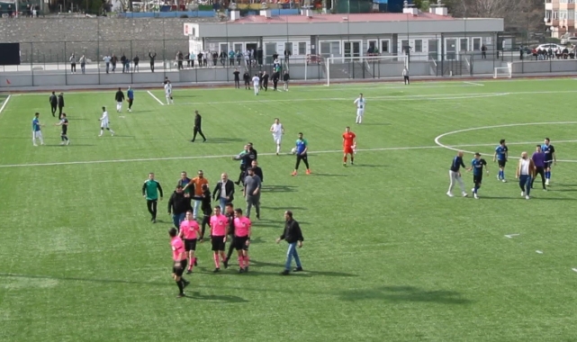 Son düdük çaldığı gibi hakeme saldırdı