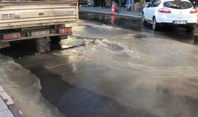 Su borusu patladı, asfalt yarıldı!