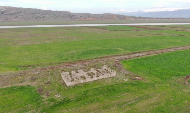 Sular çekilince eski tren garı gün yüzüne çıktı