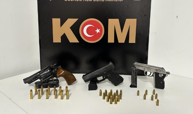 Teyp içerisinde 3 tabanca ele geçirildi